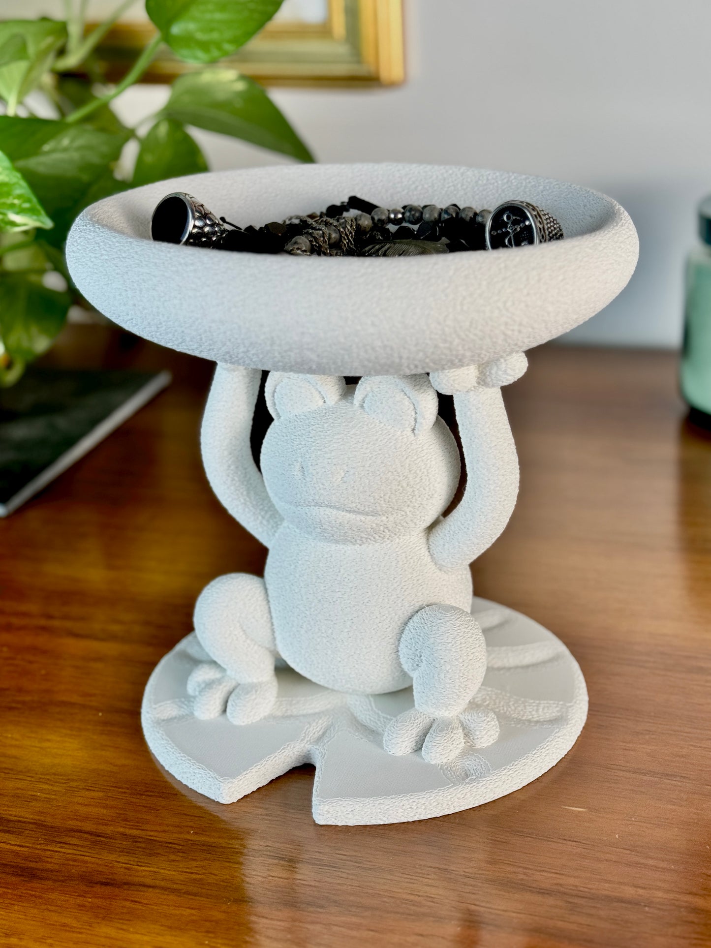 Minimalist Frog Bowl Holder – Functional Home Decor